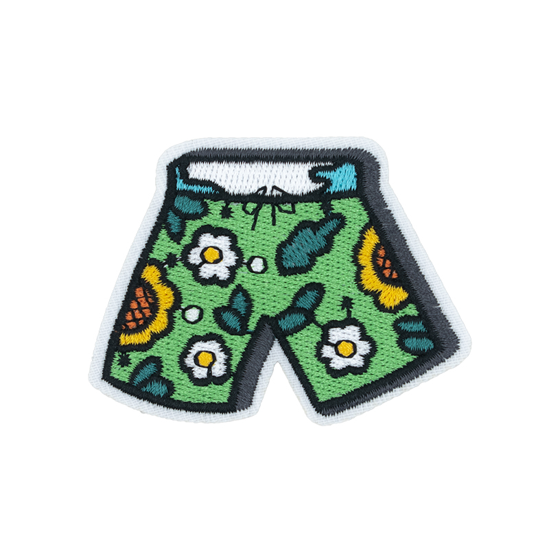 How can the design of embroidery patches maximize the decorative effect and practicality?